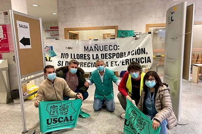 Encerrados de Uscal en la Delegación Territorial de Valladolid muestran sus pancartas, ayer. D. V.