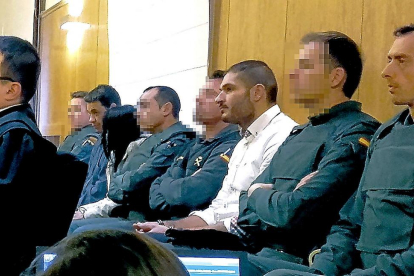 Manuel Martínez, Vicenta Panduro y Adrián Blanco ayer, durante el juicio.-SANTIAGO