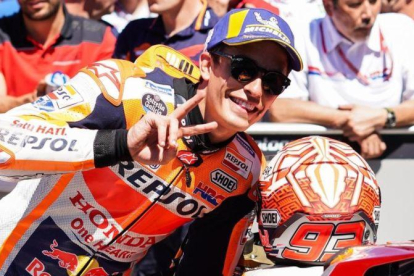 El catalán Marc Márquez (Honda) celebra su primera pole de MotoGP conseguida en Assen (Holanda), el único circuito, junto a Motegi (Japón), en el que aún no la había logrado.-ALEJANDRO CERESUELA