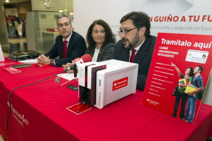 Los vicerrectores de Infraestructuras y Estudiantes de la Universidad de Valladolid, Luis Manuel Navas (d) y Cristina Pérez (c), y el director de Tarjeta Inteligente y Desarrollo Comercial en España de Santander Universidades, Amador Fraile (i), presentan-Ical