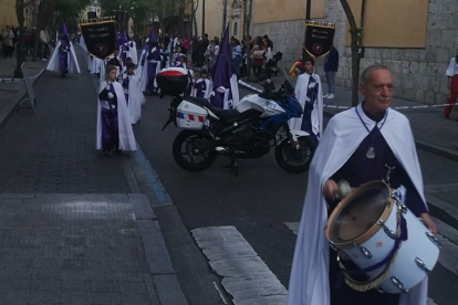Una moto de la Policía 'bloquea' la procesión del Viernes Santo. -E.M.