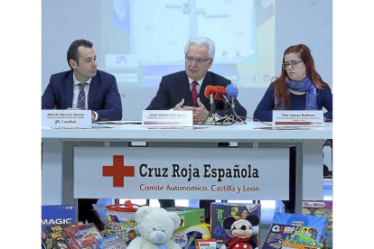 Alberto Navarro(Caixabank Castilla y León-Asturias), José Varela y Rita Alonso (Cruz Roja CyL) en la presentación.-ICAL