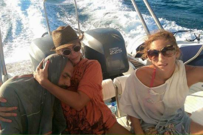 La mujer griega publica en Facebook la imagen en la que se la ve abrazando al náufrago sirio que rescató.-Foto:   FB / SANDRA TSILIGERIDU
