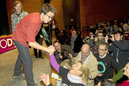 Los simpatizantes saludan y fotografían a Íñigo Errejón, responsable de la Secretaría Política de Podemos, junto al leonés Pablo Fernández-J.M.Lostau