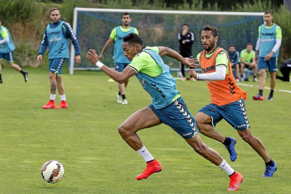 Mojica ‘se va’ de Jeffren durante el entrenamiento de ayer del Real Valladolid-M. Á. SANTOS