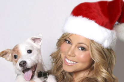 Una imagen de archivo de Mariah Carey, en una fotografía navideña, posando junto a un perro en el 2013.-MÁS PERIÓDICO