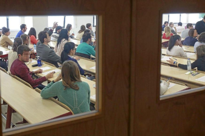 Varios alumnos esperan al profesor antes de hacer un examen, en un aula de la Universidad de Valladolid.-J. M. LOSTAU