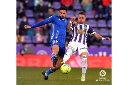 Sergio León pugna por el balón en el Real Valladolid-Oviedo de la ida. / LA LIGA