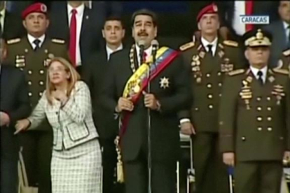 Nicolás Maduro y su plana mayor, en el momento exacto del atentado.-REUTERS