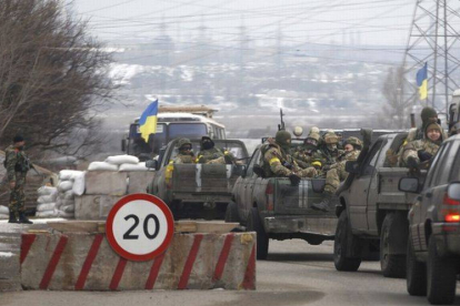 Blindados del Ejército ucraniano en los alrededores de Mariupol, este martes.-Foto: AP / PETR DAVID JOSEK
