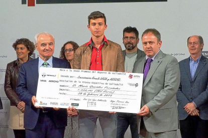 Mario González muestra el cheque junto a José Luis López Valdivielso e Íñigo Torres.-PABLO REQUEJO
