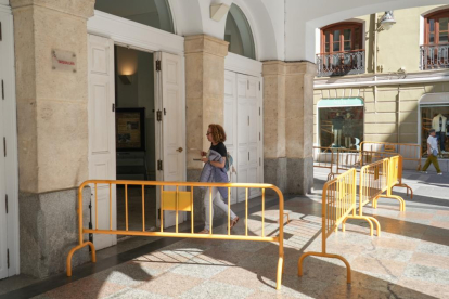 Gente en las taquillas del Teatro Calderón para la compra de abonos para Seminci 2023. -E.M