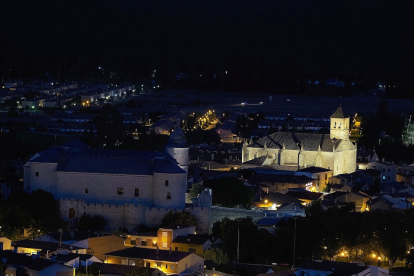 Panorámica de Simancas donde se aprecia que la iglesia está iluminada, mientras el Archivo permanece a oscuras. PHOTOGENIC / PABLO REQUEJO
