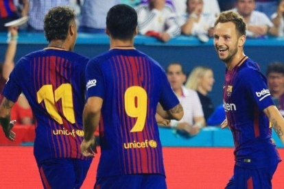 Neymar y Suárez acuden a felicitar a Rakitic tras anotar el 0-2 del Barça al Madrid en el clásico de Miami.-CHRIS TROTMAN