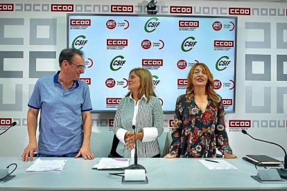 Julio César Martín, Raquel Fernández y Ana Rosa Arribas antes de la rueda de prensa.-ICAL