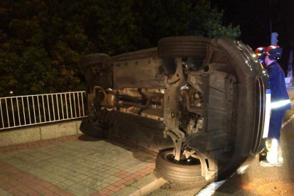 Vehículo volcado en el puente de Isabel la Católica.-POLICIA VALLADOLID