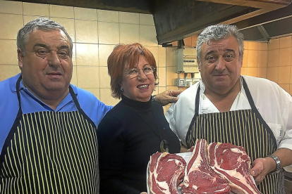 Rosa Villacastín, Carlos y Antonio Martín muestran un plato con tres chuletas de vacuno.-ANTONIO GARCÍA
