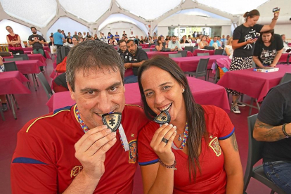 Ángel Heras y Demelza Becerra con la medalla de campeones del mundo de puzles por parejas.-J.M. LOSTAU