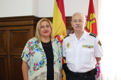 Luis Gibert Ortega, nuevo jefe de la Comisaría Nacional de Soria junto a la delegada de Gobierno, Yolanda de Gregorio.-ICAL