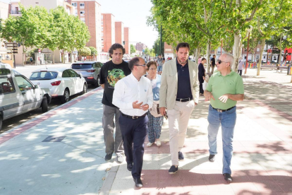 Óscar Puente, junto a Luis Vélez durante la visita al nuevo carril bici.-ICAL
