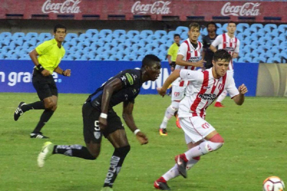 Stiven Plaza,  de negro y con el 9 en el pantalón, durante un partido con el Independiente.-EL UNIVERSO