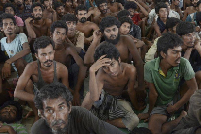 Inmigrantes rohingyas, una minoría que las Naciones Unidas considera apátrida, descansan tras ser rescatados.-Foto: STR / EFE