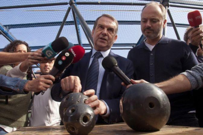 El alcalde de Vigo, Abel Caballero, muestra el fallo detectado en las esferas que sustentan la malla de la estructura de la cubierta que cierra la grada de Río del Estadio Municipal de Balaídos.-EFE / SALVADOR SAS