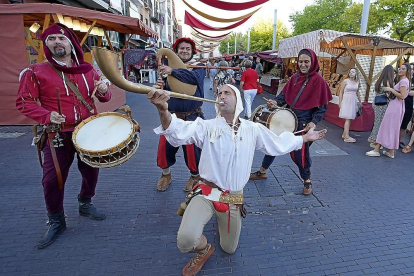 Una cuadrilla de trovadores ameniza la Plaza Mayor de Medina en la pasada Semana Renacentista.-J.M. LOSTAU