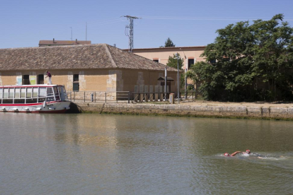 El Canal de Castilla, a su paso por Medina de Rioseco-EL MUNDO