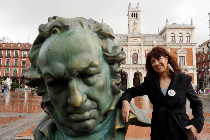 La ministra de Igualdad, Ana Redondo, junto a la estatua conmemoración de los Premios Goya.- ICAL