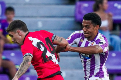 Montiel controla el balón ante Víctor en el reciente Real Valladolid-Rayo  Vallecano.IÑAKI SOLA / REAL VALLADOLID