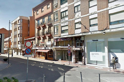 Entrada a la calle Padilla desde la avenida Lope de Vega, una de las vías más comerciales de Medina del Campo.-GGL SW