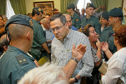 Los agentes de la Guardia Civil discuten con el ex alcalde, Jesús Román, mientras efectúan el desalojo.-J. M. LOSTAU