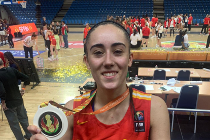 Sofía Alonso muestra su medalla de plata en el Mundial Sub-17. /  EL MUNDO
