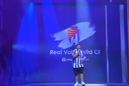 Míster Ego en la presentación del Real Valladolid en la gala de 'Kick off' de La Liga. / DAZN
