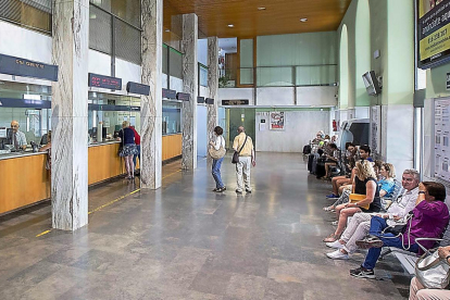 Varios viajeros esperan su turno en las tres taquillas abiertas en la Estación de trenes del Campo Grande.-PABLO REQUEJO