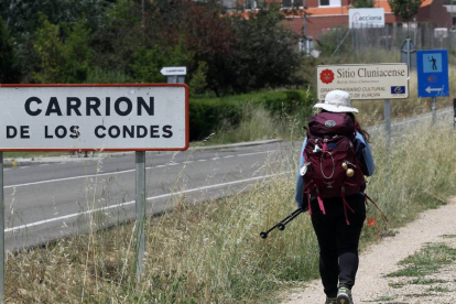 Camino de Santiago a su paso por la provincia de Palencia. En la imagen, una peregrina en el tramo de Carrión de los Condes-Ical