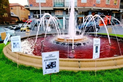 Fuente con el agua teñida de color rojo por una acción de la Coordinadora Antifascista de Segovia.-ICAL