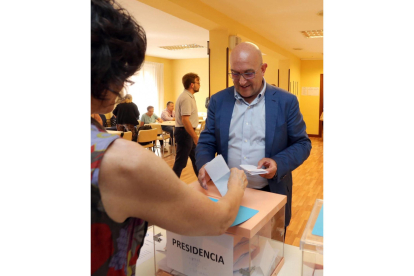 El presidente del PP de Valladolid, Jesús Julio Carnero, participa en el proceso electoral para elegir al presidente del PP-Rubén Cacho / ICAL