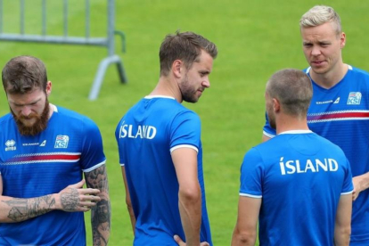 Varios jugadores de Islandia, en un entrenamiento.-EFE / CHRISTIAN CHARISIUS