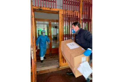 Javier Meléndez, CEO de la compañía, hace entrega de material de protección a una residencia de ancianos de Valladolid.  LA POSADA