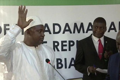 Adama Barrow jura el cargo de presidente de Gambia, en la embajada de su país en Dakar (Senegal), este jueves.-AP