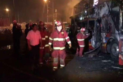Un autobús de pasajeros en Perú es consumido por las llamas.-EL PERIÓDICO