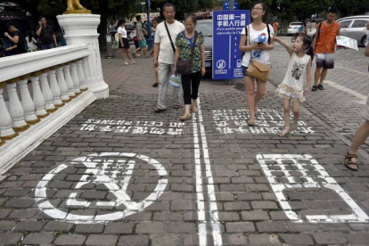China inventa el "primer carril para usuarios de teléfono móvil", en la ciudad de Chongqing.-Foto: AP