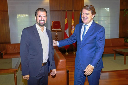El presidente de la Junta, Alfonso Fernández Mañueco, a la derecha, con el líder del PSCyL, Luis Tudanca.-J.M. LOSTAU