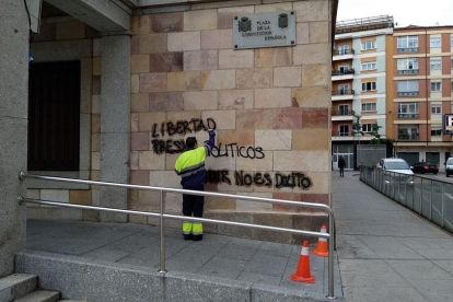 Pintadas en la Subdelegación del Gobierno de Zamora-EUROPA PRESS