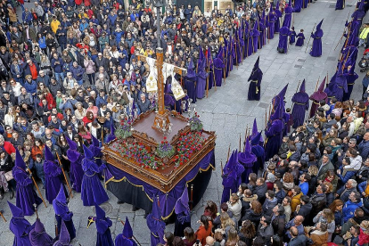 Asistentes a la procesión de la cofradía de la Santa Vera Cruz de Zamora.-ICAL