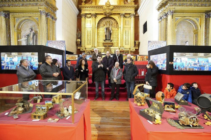 El alcalde David Esteban y los artistas participan en la inauguración de la exposición de nacimientos en la iglesia de San José.-J.M. LOSTAU