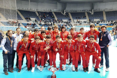 Jugadores y entrenadores de la selección juvenil de Castilla yLeón posan con sus medallas.-EL MUNDO