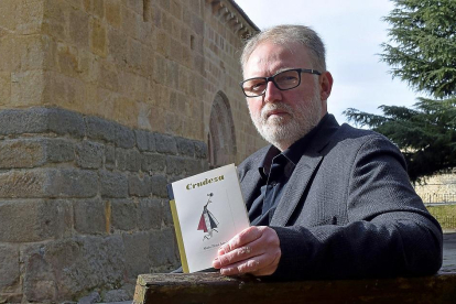 El escritor Mario Pérez Antolín, en Ávila, junto a su nuevo libro de aforismos.-DARÍO BURGUEÑO